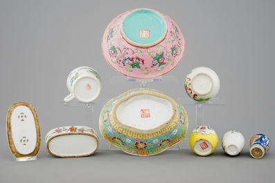 Un lot de 9 objets en porcelaine de Chine, famille rose et Qianjiang cai, 19/20&egrave;me
