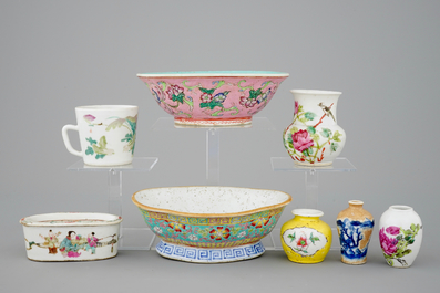 Un lot de 9 objets en porcelaine de Chine, famille rose et Qianjiang cai, 19/20&egrave;me