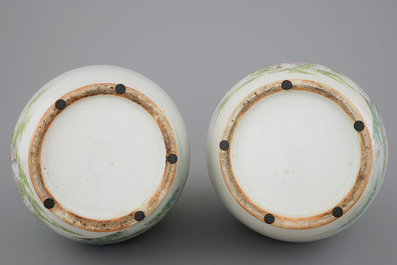 Une paire de vases en porcelaine de Chine &agrave; d&eacute;cor de paysages, d&eacute;but du 20&egrave;me