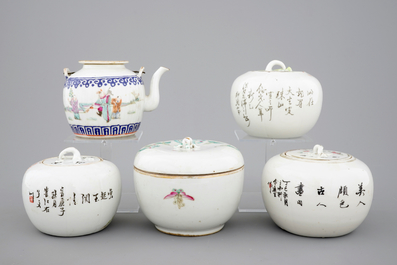 A Chinese famille rose teapot and four covered boxes, 19/20th C.