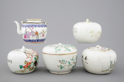 A Chinese famille rose teapot and four covered boxes, 19/20th C.
