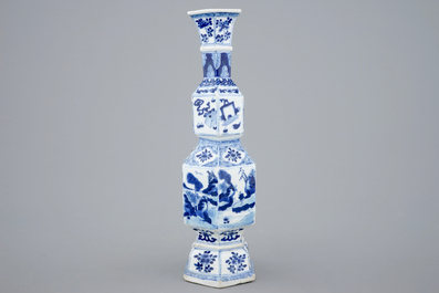 Un vase en porcelaine de Chine bleu et blanc de forme hexagonale, Kangxi