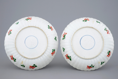 Une paire de plats lob&eacute;s en porcelaine de Chine famille verte &agrave; d&eacute;cor floral, Kangxi