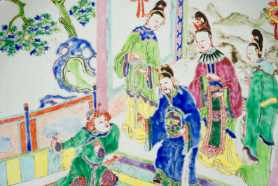 Een ongewone Chinese famille rose schotel met &quot;openlucht&quot; decor, Yongzheng, 1723-1735