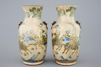 Une paire de vases en porcelaine de Chine famille verte sur craquel&eacute;, Nankin, 19&egrave;me