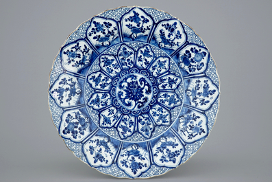 Twee grote Chinese schotels in blauw-wit en famille rose, Kangxi en later