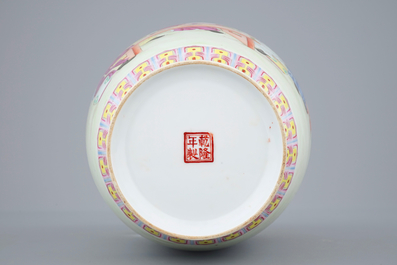 Un vase en porcelaine de Chine famille rose d'&eacute;poque R&eacute;publique, 20&egrave;me