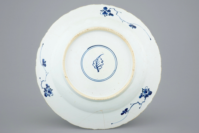 Deux plats en porcelaine de Chine bleu et blanc et famille rose, Kangxi et apr&egrave;s