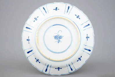 Une assiette en porcelaine de Chine bleu et blanc de style kraak, &eacute;poque Kangxi