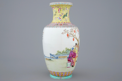 Un vase en porcelaine de Chine famille rose d'&eacute;poque R&eacute;publique, 20&egrave;me