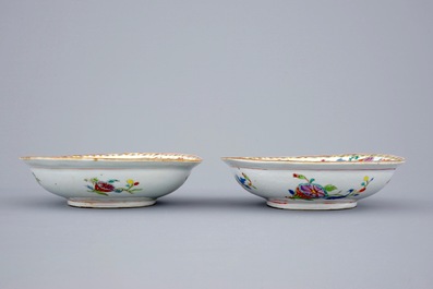 Een zeldzaam paar ovale kommen in Chinees export porselein met &quot;Pompadour&quot; decor, ca. 1745