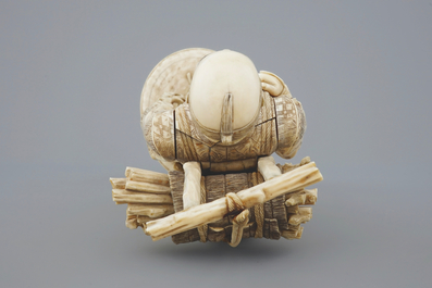 Een Japanse ivoren figuur van een houthakker, Meiji, 19e eeuw