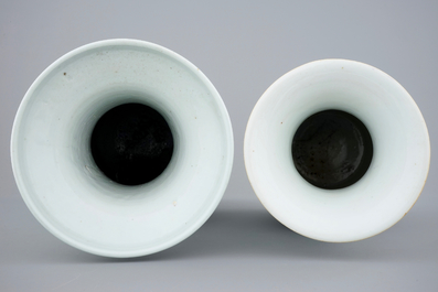 Deux vases et deux plats en porcelaine de Chine en bleu et blanc, 18/19&egrave;me