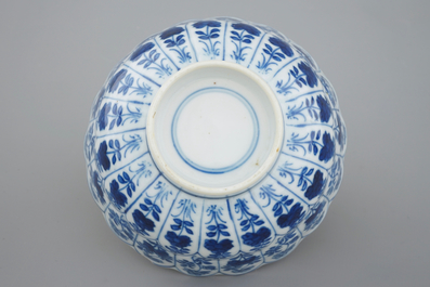 Drie blauw-witte Kangxi bordjes en een lotusvormig kommetje op onderschotel, Kangxi