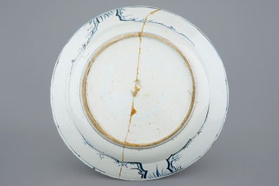Un tr&egrave;s grand plat en porcelaine de Chine bleu et blanc de type Kraak, Wanli, 1573-1619
