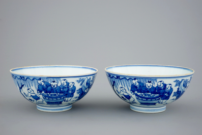 Une paire de bols en porcelaine de Chine bleu et blanc &agrave; d&eacute;cor de gar&ccedil;ons jouants, Kangxi