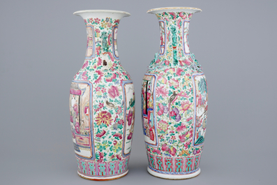 Deux vases en porcelaine de Chine famille rose aux sc&egrave;nes &agrave; la court, 19&egrave;me