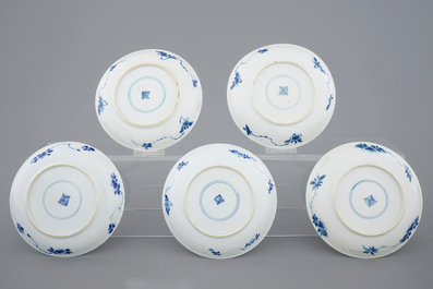 Een set van 5 blauw-witte bordjes met bloemenmanden, Kangxi