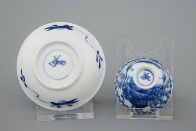 Een set van acht Chinese blauw-witte miniatuur kop en schotels, Kangxi