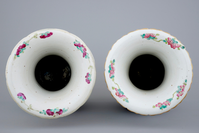 Deux vases en porcelaine de Chine famille rose aux sc&egrave;nes &agrave; la court, 19&egrave;me