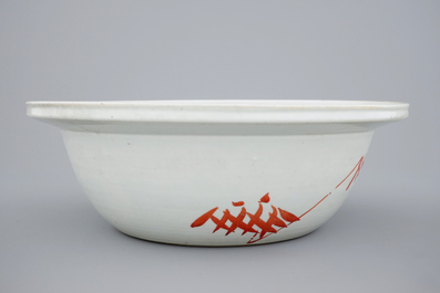 Un bol profond avec inscription en porcelaine de Chine famille rose, 19&egrave;me