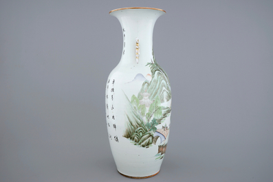 Une vase en porcelaine de Chine famille rose &agrave; d&eacute;cor d'un paysage, 19/20&egrave;me