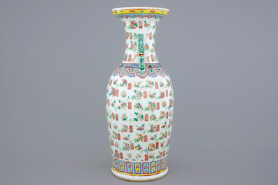 Un grand vase en porcelaine de Chine famille rose &agrave; d&eacute;cor de fruits et symboles, 19&egrave;me
