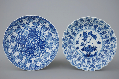 Drie blauw-witte Kangxi bordjes en een lotusvormig kommetje op onderschotel, Kangxi