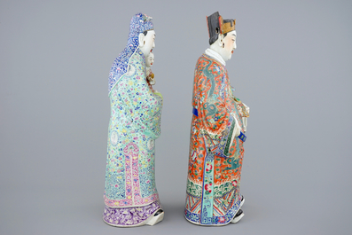 Un ensemble de 2 figures d'immortels en porcelaine de Chine famille rose, 19&egrave;me