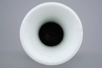 Une vase en porcelaine de Chine famille rose &agrave; d&eacute;cor d'un paysage, 19/20&egrave;me