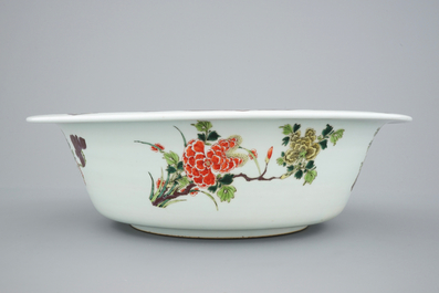 A very large Chinese famille verte bowl, 19/20th C.