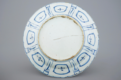 Un plat en porcelaine de Chine bleu et blanc &agrave; d&eacute;cor d'une sauterelle, Wanli, 1573-1619