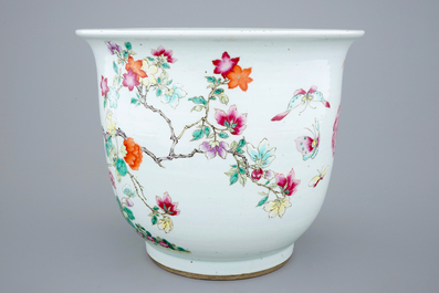 Un grand cache-pot en porcelaine de Chine famille rose, 19&egrave;me