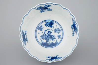 Drie blauw-witte Kangxi bordjes en een lotusvormig kommetje op onderschotel, Kangxi