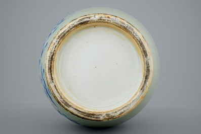 Un vase tr&egrave;s fin en porcelaine de Chine en bleu et blanc sur fond c&eacute;ladon, 19&egrave;me