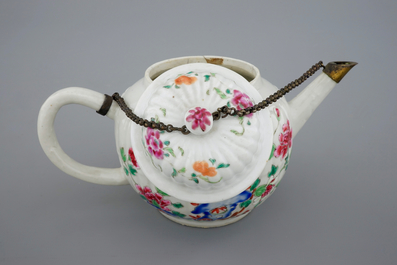 A Chinese famille rose teapot with for cups and saucers, Qianlong, 18th C.