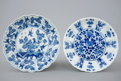 Drie blauw-witte Kangxi bordjes en een lotusvormig kommetje op onderschotel, Kangxi