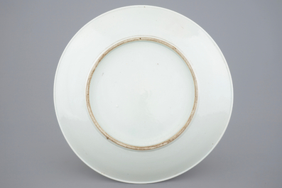 Een grote Chinese famille verte schotel met een hofsc&egrave;ne, 20e eeuw