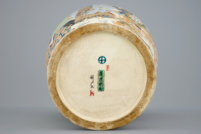 Een grote Japanse Satsuma vaas met figuratief decor, Meiji, 19e eeuw