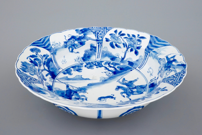 Une assiette profonde en porcelaine de Chine bleu et blanc, Kangxi