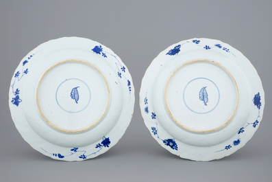 Une paire de plats en porcelaine de Chine bleu et blanc &agrave; d&eacute;cor de pivoines, Kangxi