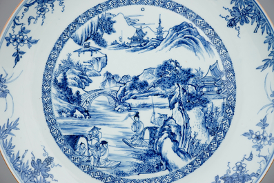 Een erg fijne Chinese blauw-witte schotel met landschapsdecor, Yongzheng/Qianlong