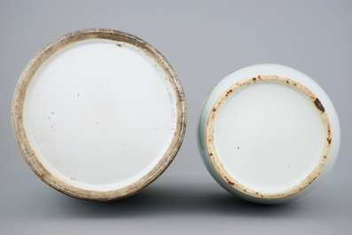 Deux vases et deux plats en porcelaine de Chine en bleu et blanc, 18/19&egrave;me