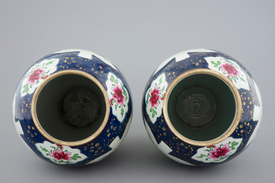 Une grande paire de vases en porcelaine de Chine famille rose sur fond bleu poudr&eacute;, Qianlong, 18&egrave;me