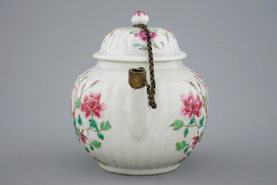 A Chinese famille rose teapot with for cups and saucers, Qianlong, 18th C.