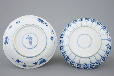 Drie blauw-witte Kangxi bordjes en een lotusvormig kommetje op onderschotel, Kangxi