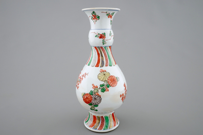 Un vase en porcelaine de Chine famille verte &agrave; d&eacute;cor floral, Kangxi