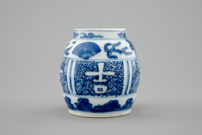 Un petit vase en porcelaine de Chine bleu et blanc aux symboles de bonheur, Wanli, 1573-1619