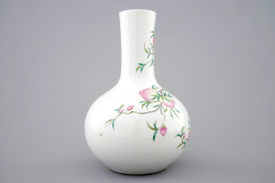 Un vase en porcelaine de Chine famille rose &agrave; d&eacute;cor de 9 p&ecirc;ches, 19/20&egrave;me