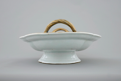A Chinese Imari style two-handled oval dish on stand, Qianlong, 18th C.